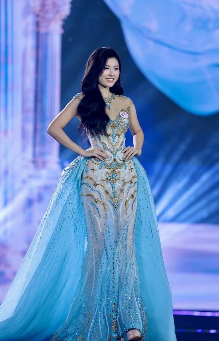 Khánh Linh khoe vóc dáng gợi cảm trên sân khấu đêm Chung khảo tại Hải Phòng hồi đầu tháng.