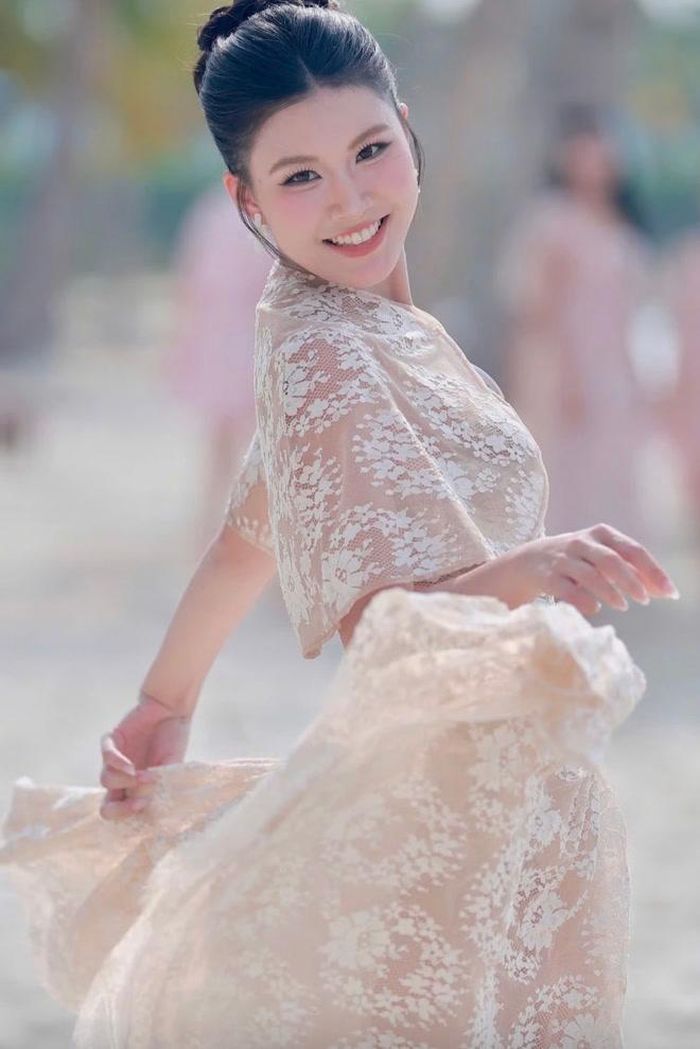 Trước khi tham gia Hoa hậu Việt Nam, Khánh Linh từng có kinh nghiệm chụp hình thời trang, làm người mẫu cho các thương hiệu.