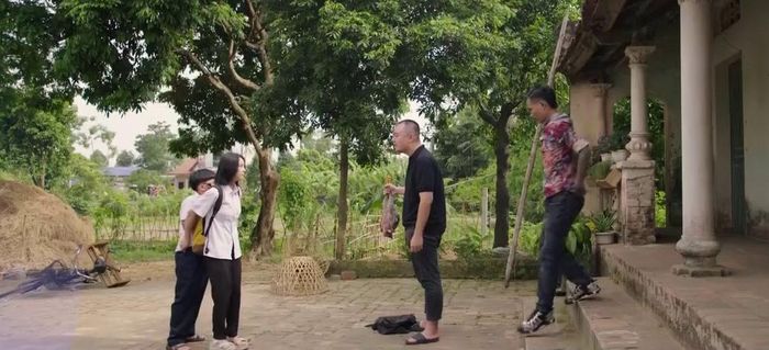 Hai gã giang hồ đến nhà dọa dẫm chị em Thơ. Ảnh VTV