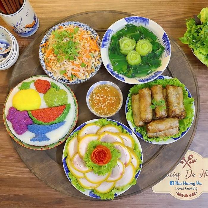 Thịt chân giò luộc, nem rán, nộm đu đủ, xôi ngũ sắc, canh rau cải.