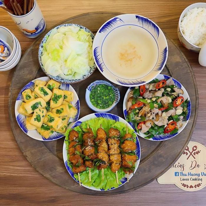 Thịt lợn nướng lá móc mật, thịt bê xào, đậu rán, bắp cải luộc.