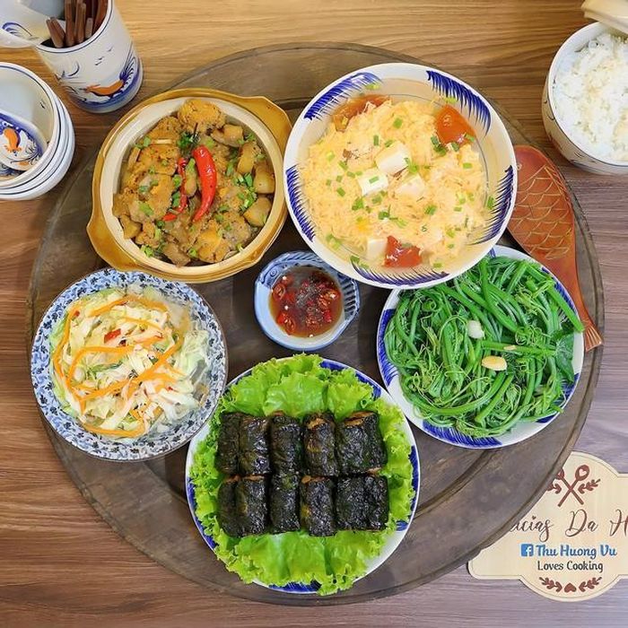 Thịt kho, chả lá nốt, canh trứng đậu, rau ngọn bí xào, nộm bắp cải.