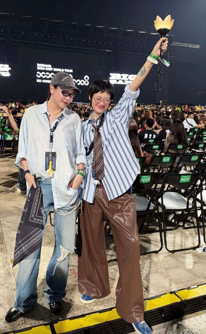 Đàm Thu Trang và Pông Chuẩn tiếp tục cùng nhau xuất hiện tại khu vực Diamond trong đêm thứ hai của concert. Trước đó, cặp bạn thân cho biết đã có trải nghiệm tuyệt vời ở đêm thứ nhất.