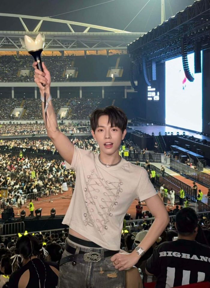 Hoa hậu Tiểu Vy chọn đầm hai dây ôm khít cơ thể với những khoảng cut-out táo bạo khi theo dõi concert BigBang ngày thứ hai. Ca sĩ Đức Phúc trầm trồ vì concert mang đến trải nghiệm tuyệt vời.
