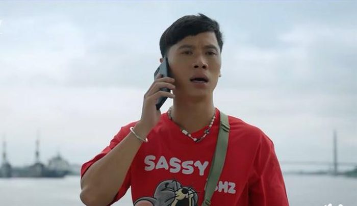 Long gọi điện cho Trâm nhằm mục đích để cô nhanh trở về nhà với bố. Ảnh VFC
