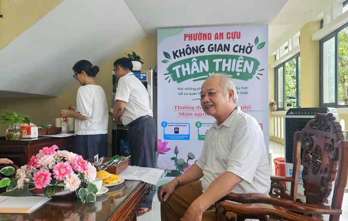 Ông Liêu Ngọc Dũng đánh giá cao về mô hình "Không gian chờ thân thiện" do phường An Cựu triển khai. Ảnh: PV.