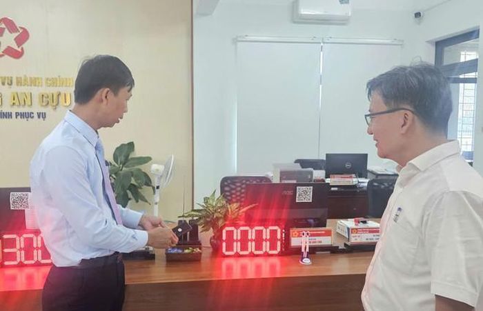 Phường An Cựu triển khai nhiều mô hình hỗ trợ người dân trong quá trình giải quyết thủ tục hành chính. Ảnh: PV.
