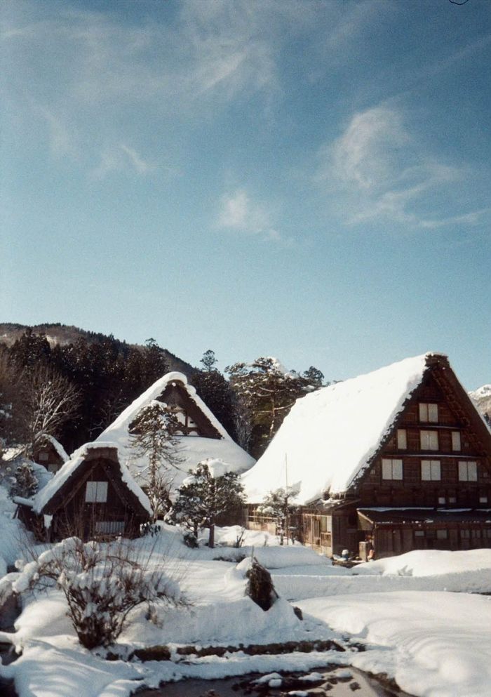 Phương Linh cho biết hành trình trên xe bus tới làng cổ Shirakawa-go có phong cảnh tuyệt đẹp, với một bên là sông suối núi đồi, một bên là những mái nhà phủ lớp tuyết trắng muốt. Nữ ca sĩ mê đắm ngôi làng nằm trong thung lũng Shogawa đến mức tự nhủ ‘sẽ phải ghé vào mùa xuân để xem phong cảnh hữu tình nên thơ nhường nào’.