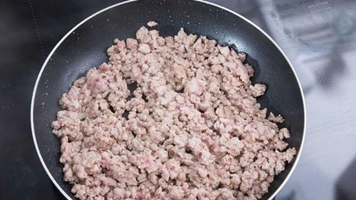 Xào tái thịt băm trên lửa lớn giúp phần thịt tơi đều, đậm vị và không bị chìm vón cục dưới đáy đĩa.