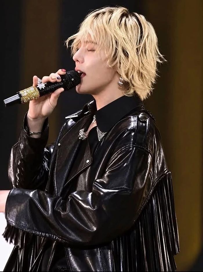 Áo khoác da gắn tua rua là trang phục hiếm hoi "đơn giản" nhất trong loạt outfit của G-Dragon tại chặng Hà Nội vừa qua.