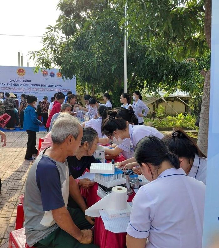 Thông qua các hoạt động khám, sàng lọc và tư vấn sức khỏe, các chương trình góp phần giúp người dân tiếp cận dịch vụ y tế, nâng cao nhận thức về phòng ngừa bệnh tật. Ảnh: TL.