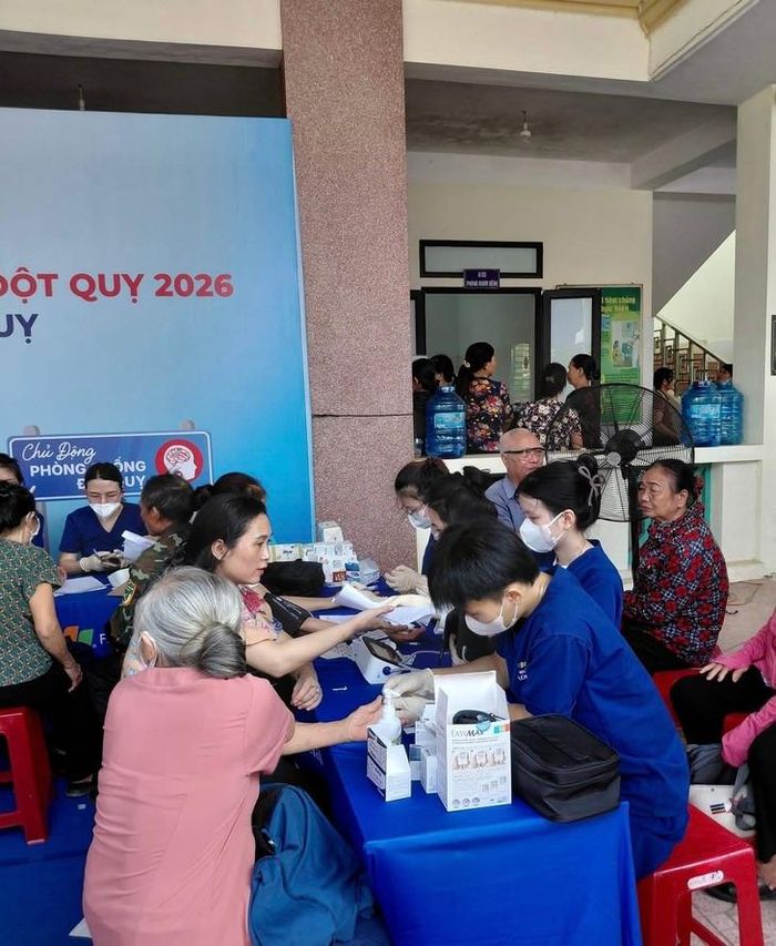 Hơn 1.000 người dân xã Đức Quang được khám sàng lọc, đánh giá nguy cơ đột quỵ. Ảnh: TL.
