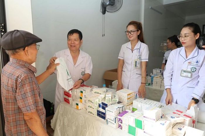 Người dân được các y bác sĩ Bệnh viện Bạch Mai thăm khám, cấp thuốc. Ảnh: Nhật Thắng.