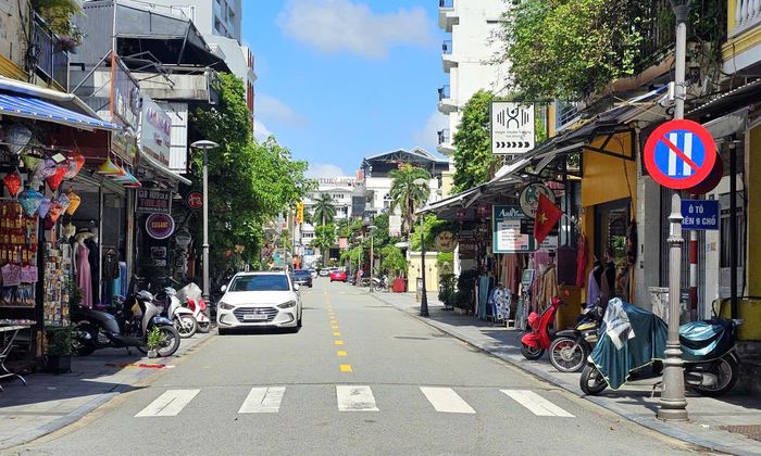 Việc đầu tư mái che được kỳ vọng giúp khắc phục những bất lợi do thời tiết, phát huy hiệu quả thương mại, dịch vụ và du lịch của tuyến phố. Ảnh: PV.