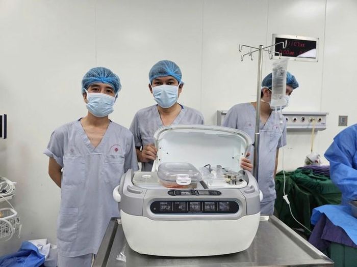 Các bác sĩ sử dụng công nghệ bảo quản tạng bằng máy LifePort. Ảnh: BT.
