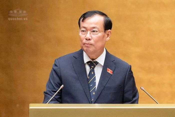 Chủ nhiệm Ủy ban Quốc phòng, An ninh và Đối ngoại của Quốc hội Lê Tấn Tới báo cáo thẩm tra. Ảnh: Quốc hội