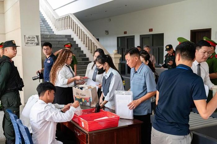 Các luật sư, người vào phiên tòa xét xử không được mang theo điện thoại, máy tính...