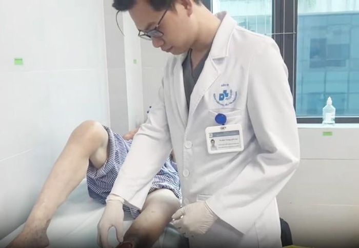 Bác sĩ kiểm tra tình trạng vết loét cho bệnh nhân sau ca phẫu thuật . Ảnh: BVCC