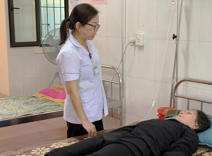 Điều dưỡng Bùi Thị Quang - Trạm Y tế phường Trần Phú có trên 26 năm gắn bó với nghề, đồng hành với người bệnh. Ảnh: Thanh Loan.