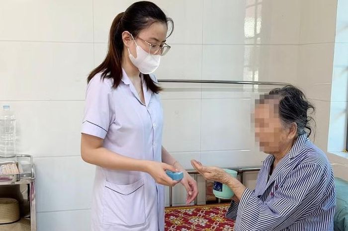 Đội ngũ điều dưỡng luôn là điểm tựa, đồng hành cùng với các bệnh nhân tại Bệnh viện Sức khỏe tâm thần Hà Tĩnh. Ảnh: Thanh Loan.