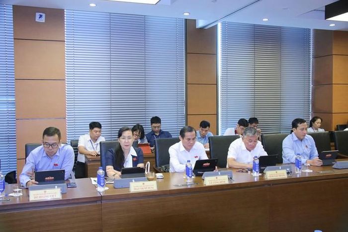 Các ĐBQH tham dự phiên họp tổ. Ảnh: Media Quốc hội