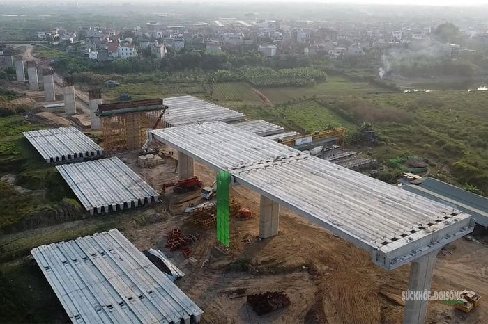 Phiến dầm bê tông được lắp ghép, tạo nên những nhịp cầu cạn đầu tiên. Ảnh: Tuấn Anh
