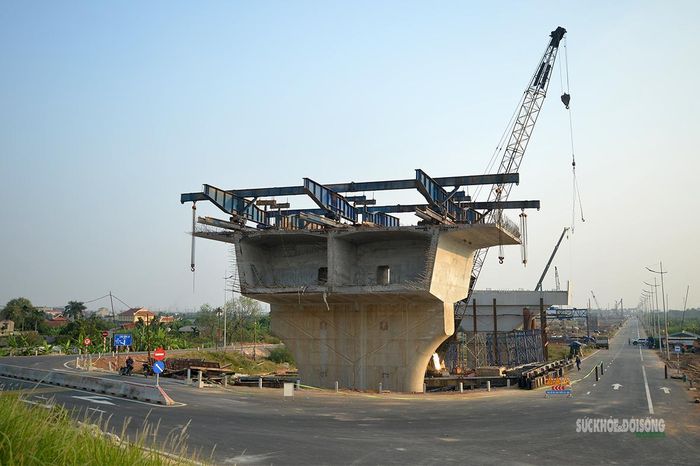 Khu vực tập kết và lắp đặt dầm cầu cạn với hệ thống cẩu, thiết bị chuyên dụng. Ảnh: Tuấn Anh