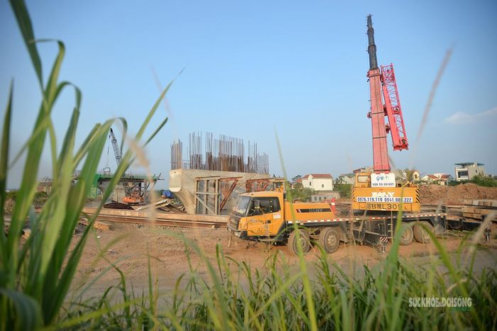 Cần cẩu chuyên dụng được huy động phục vụ thi công kết cấu cầu Hồng Hà. Ảnh: Tuấn Anh
