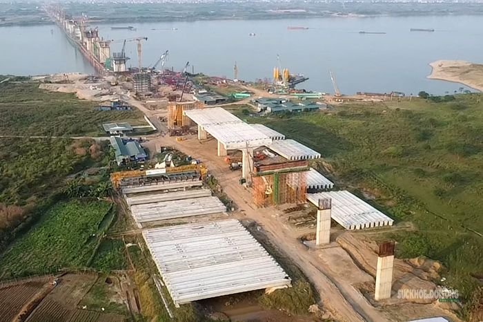 Những phiến dầm đầu tiên được lắp đặt trên hệ thống trụ cầu cạn, dần hình thành kết cấu mặt cầu. Ảnh: Tuấn Anh