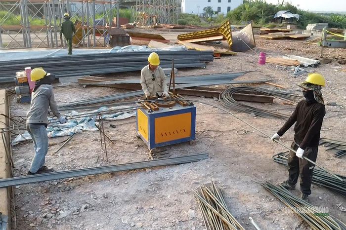 Công nhân gia công, uốn thép phục vụ thi công các hạng mục kết cấu cầu. Ảnh: Tuấn Anh