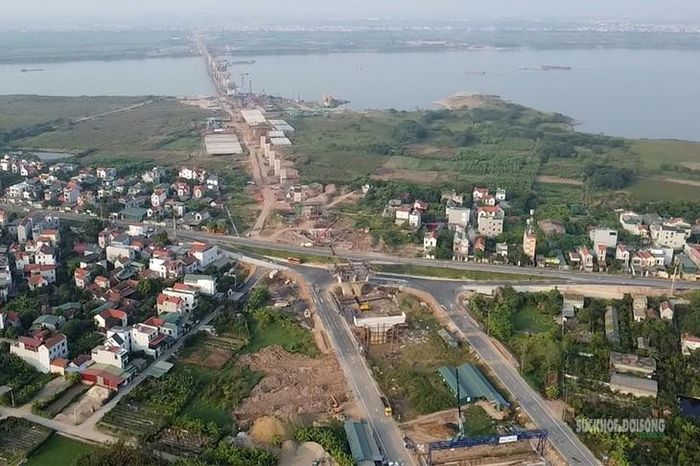 Toàn cảnh công trường cầu Hồng Hà nhìn từ trên cao, với các trụ cầu nối dài hướng ra sông Hồng. Ảnh: Tuấn Anh