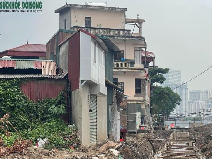 Đáng chú ý, dọc tuyến xuất hiện những căn nhà nằm sát khu vực thi công, có hình dáng hẹp, "siêu mỏng". Ảnh: Phúc Đức