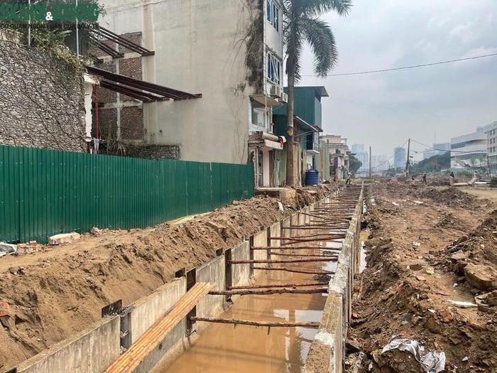 Tuyến đường nối Phạm Hùng - Lê Đức Thọ (phường Từ Liêm, Hà Nội) dài khoảng 2,87km, gồm một tuyến chính và ba tuyến nhánh tại nút giao Phạm Hùng, với mặt cắt ngang 5m. Ảnh: Phúc Đức