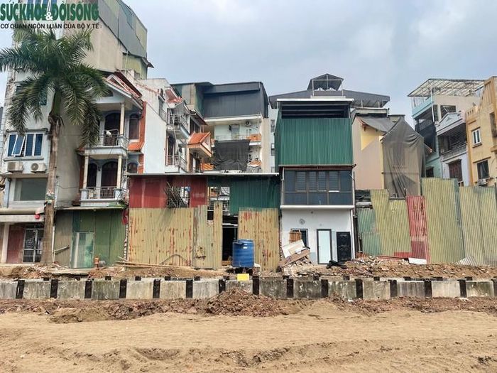 Tại một số vị trí, công trình nhà ở đã bị phá dỡ một phần, để lộ kết cấu gạch, tường và các khoảng không gian trước đây nằm bên trong nhà. Có căn nhà vẫn còn nhiều tầng sử dụng, nhưng một phần công trình phía trước hoặc bên cạnh đã được tháo dỡ. Ảnh: Phúc Đức