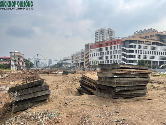 Dự án đầu tư xây dựng tuyến đường nối Phạm Hùng - Lê Đức Thọ khởi công ngày 29/12/2017, có tổng mức đầu tư hơn 518,9 tỷ đồng. Diện tích đất cần thu hồi hơn 168.000m2, liên quan đến 517 hộ gia đình và một tổ chức. Ảnh: Phúc Đức