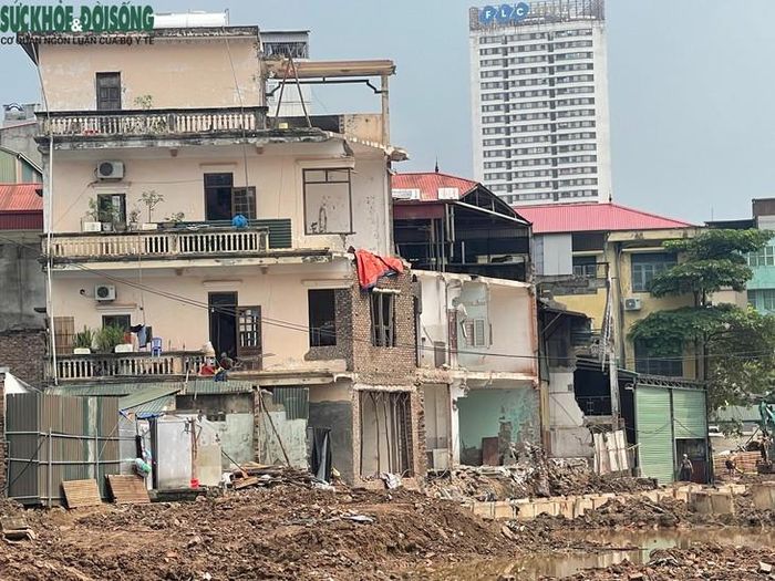 Tại nhiều vị trí, mặt bằng thi công vẫn chưa được hoàn thiện. Nền đất còn lồi lõm, xen lẫn gạch vỡ, phế thải xây dựng và các vũng nước đọng. Một số khu vực được đào sâu, trong khi các đoạn tiếp giáp nhà dân vẫn đang trong quá trình xử lý mặt bằng. Ảnh: Phúc Đức