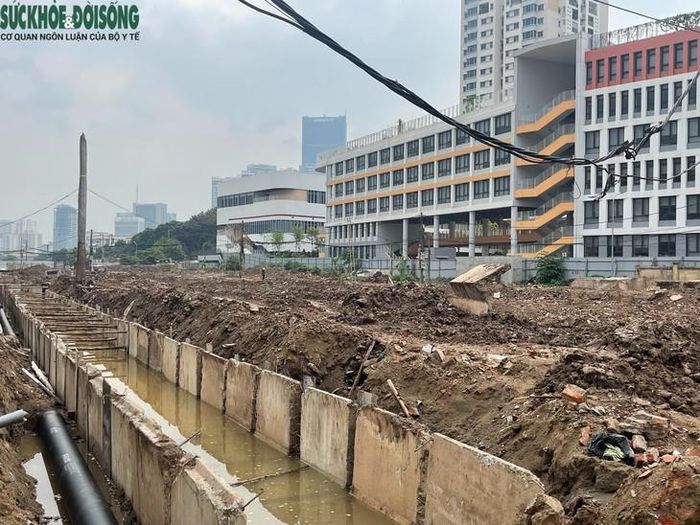 Ghi nhận của phóng viên Báo Sức khoẻ và Đời sống, ngày 26/10, tại khu vực dự án đường nối Phạm Hùng – Lê Đức Thọ, công trường đang được triển khai với nhiều hạng mục đào đất, thi công kết cấu bê tông và hệ thống thoát nước. Dọc tuyến, đất đá, vật liệu xây dựng tập kết ngổn ngang; một số đoạn đã hình thành các rãnh sâu, được gia cố bằng hệ thống ván khuôn và thanh chống phục vụ thi công. Ảnh: Phúc Đức