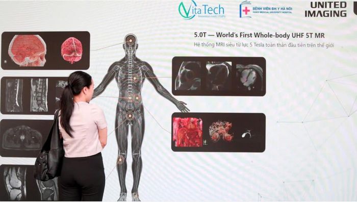 Các đại biểu tìm hiểu về hệ thống MRI 5 Tesla tại lễ khai trương ở Bệnh viện Đại học Y Hà Nội. Ảnh: XH
