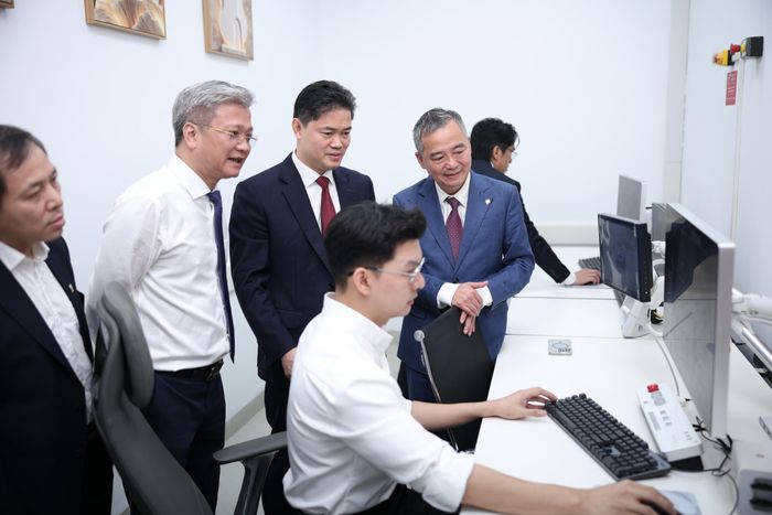 Thứ trưởng Thường trực Vũ Mạnh Hà nghe Giám đốc Bệnh viện Đại học Y Hà Nội Nguyễn Lân Hiếu giới thiệu về hệ thống MRI 5 Tesla. Ảnh: BVCC