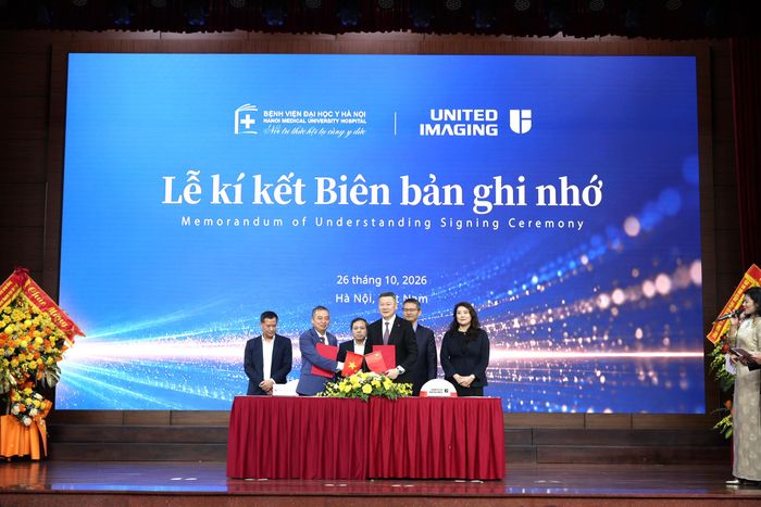Lãnh đạo Bệnh viện Đại học Y Hà Nội ký kết bản hợp tác ghi nhớ với đối tác tại sự kiện. Ảnh: BVCC