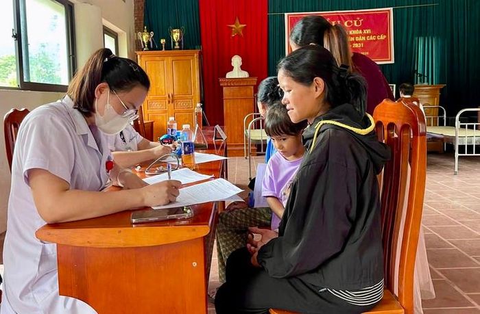 Trạm Y tế xã Dân Hóa triển khai khám sàng lọc cho người dân trên địa bàn. Ảnh: Đ.T.
