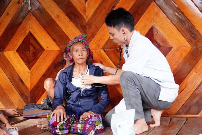 Cán bộ y tế đến tận nhà dân để thăm khám. Ảnh: Đ.T.