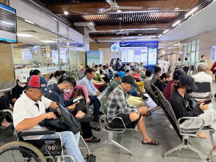 Người bệnh phản ánh chờ gần 90 phút chưa được khám vì sổ bị bỏ quên dưới bàn. Ảnh: P.Thương.