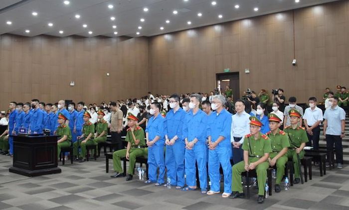 188 bị cáo cùng hơn 200 luật sư và hơn 900 bị hại, hơn 100 người có quyền lợi, nghĩa vụ liên quan. Ảnh: Minh Ngọc