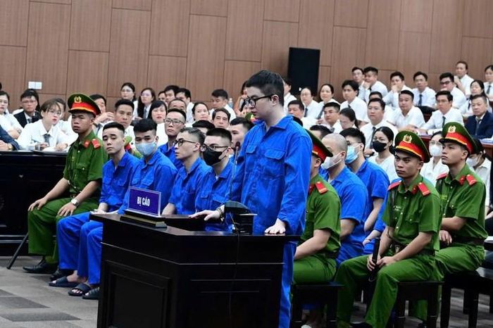 Bị cáo Phó Đức Nam tức Mr Pips khai báo về nhân thân tại phiên toà. Ảnh: Minh Ngọc