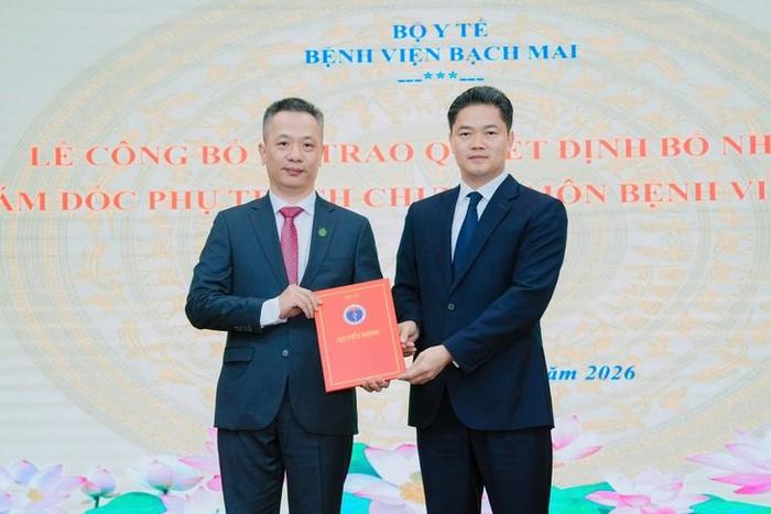 Uỷ viên dự khuyết Trung ương Đảng, Thứ trưởng thường trực Bộ Y tế Vũ Mạnh Hà trao quyết định bổ nhiệm TS.BS Nguyễn Ngọc Hùng - tân Phó Giám đốc Phụ trách chuyên môn Bệnh viện Bạch Mai.Ảnh: Thế Anh