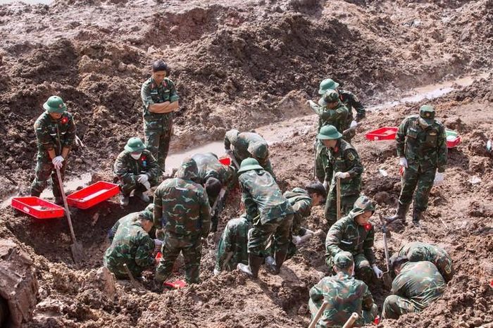 Công tác tìm kiếm, quy tập tại Công viên Lê Thị Riêng vẫn đang tiếp tục diễn ra. Ảnh: Bộ Tư lệnh TPHCM
