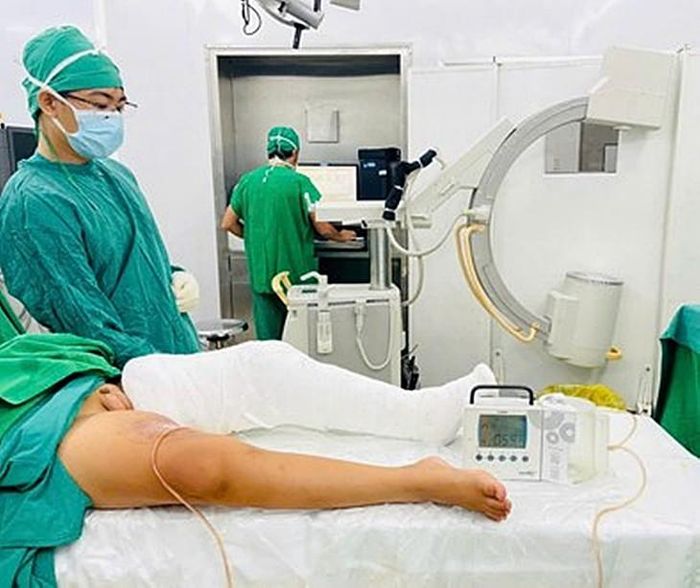 Bé K. được các bác sĩ 2 bệnh viện phối hợp phẫu thuật. Ảnh: BVCC