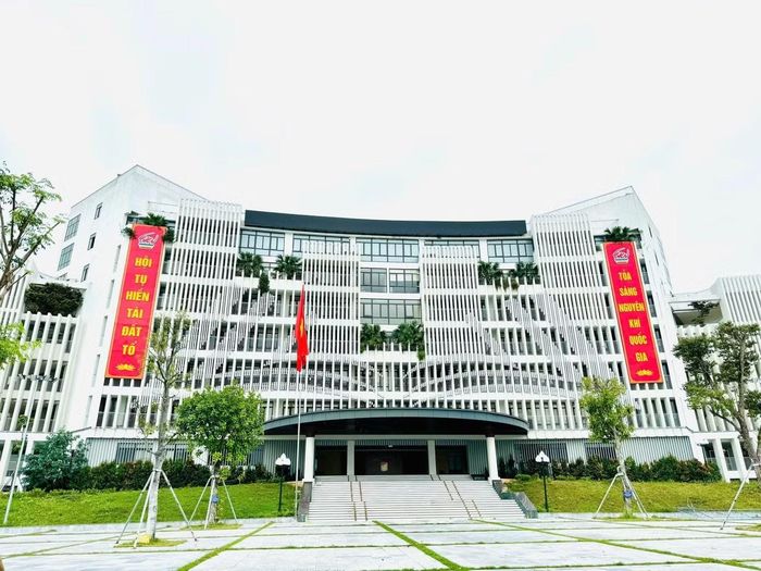 Khuôn viên rộng rãi tại nơi Thái Dương học tập. Ảnh: Trường THPT chuyên Hùng Vương.