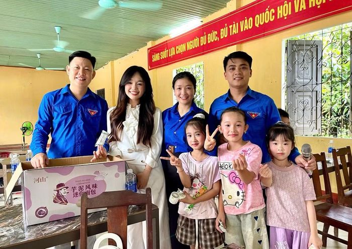 Bảo Ngọc tích cực tham gia các hoạt động thiện nguyện, an sinh xã hội tại nhiều địa phương có hoàn cảnh khó khăn.